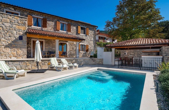 Gorgeous home in Plomin with kitchen