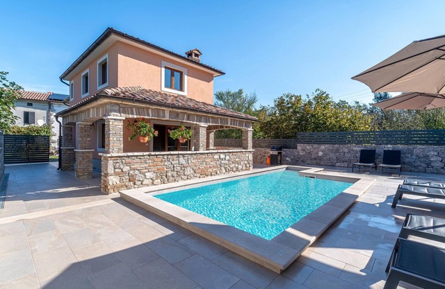 Gorgeous home in Roc with WiFi