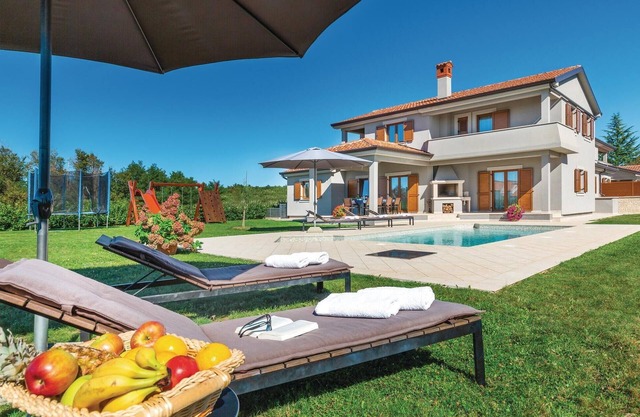 Gorgeous home in Trosti with jacuzzi