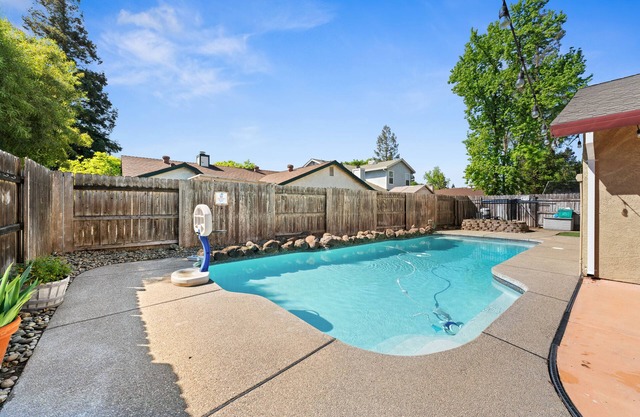 Gorgeous House with POOL!