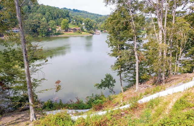 Gorgeous Kingsport Lakehouse With Huge Two-Story Screened In Porch!