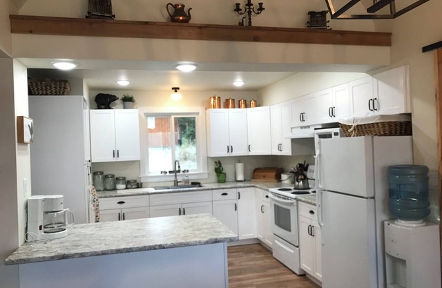 Gorgeous Lakefront cabin, pet friendly!
