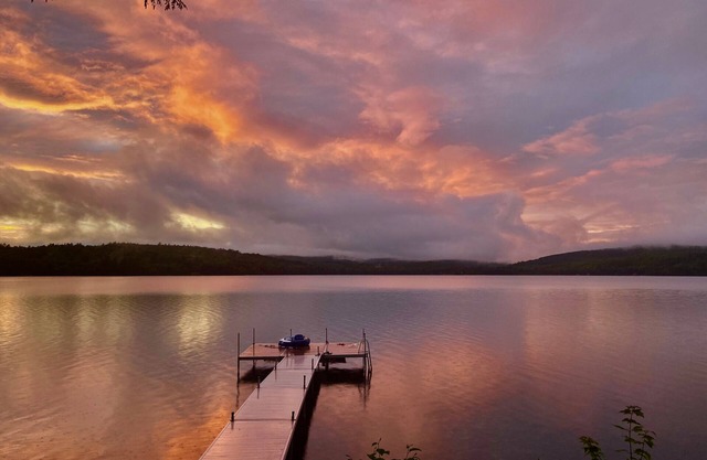 Gorgeous lakefront cottage with beautiful sunset views!