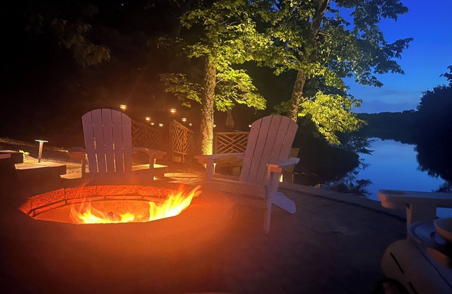 Gorgeous Lakefront Getaway - Innsbrook Chalet with Outdoor Spa!