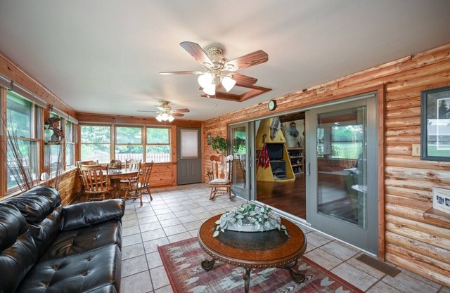 Gorgeous Log Home in Chicagoland!