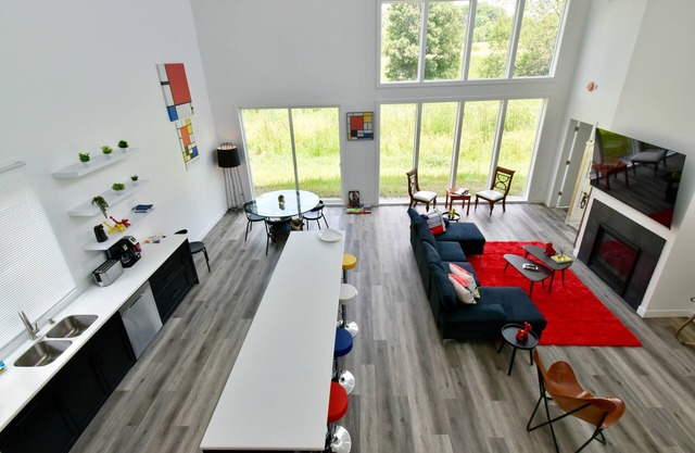 GORGEOUS MODERN HOUSE VERY STYLED FEW BLOCKS FROM FAMOUS DOWNTOWN OF WAYZATA