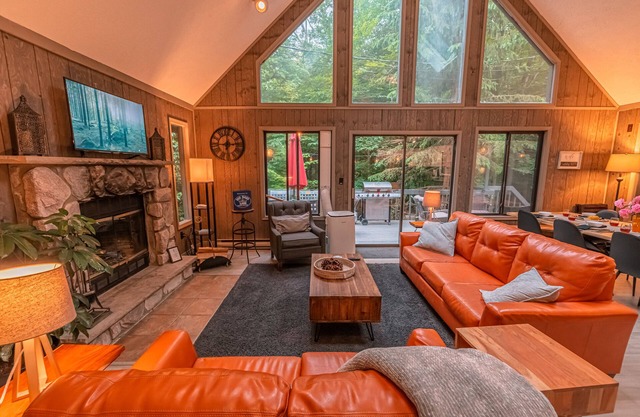 Gorgeous New Mountain Chalet in Pocono Mts 4 Bdrm/Fire Pit/Game Room