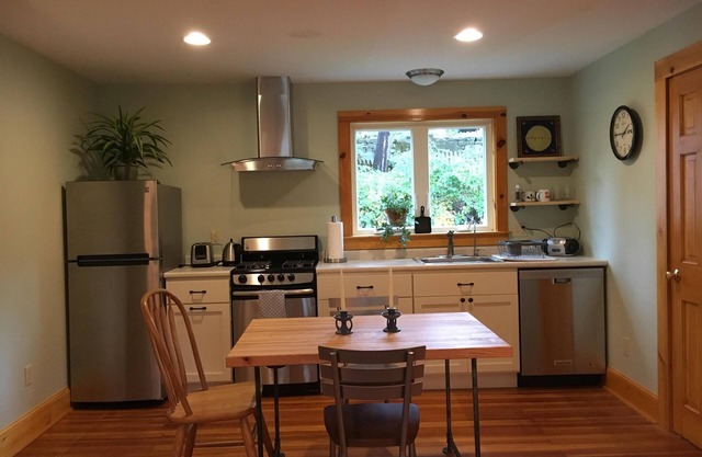 Gorgeous newly renovated furnished apartment