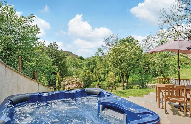 Gorgeous open plan two storey lodge.