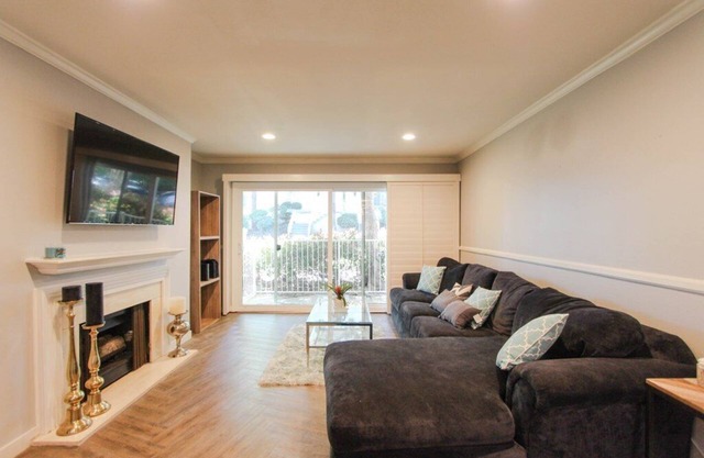 GORGEOUS, PRIVATE, QUIET 2 BED/2 BATH Hideaway WALKING DISTANCE TO THE BEACH