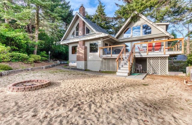 Gorgeous riverfront house with entertainment - near Bay Street and the beach