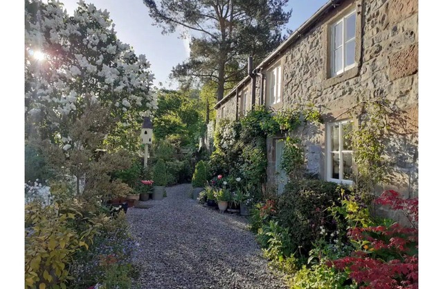 Gorgeous romantic cottage retreat, gardens & Peak District views