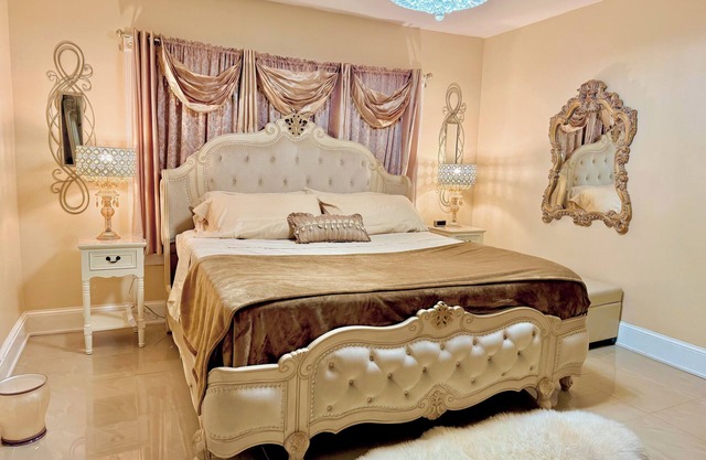Gorgeous, Stylish, Spacious Duplex with Regal Vibes NO CLEANING FEE
