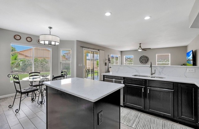Gorgeous SURPRISE GEM 2 Miles to Baseball Stadium