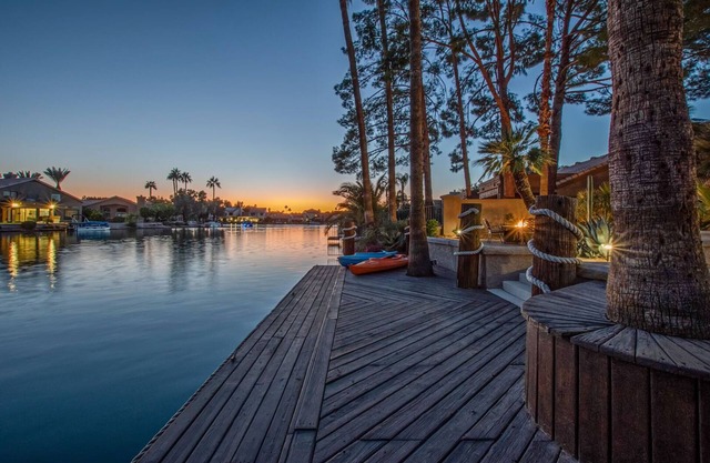 GORGEOUS Val Vista Lake VIEW: Htd PVT POOL, Spa, Putt Green, Kayaks, Bikes, Fishing