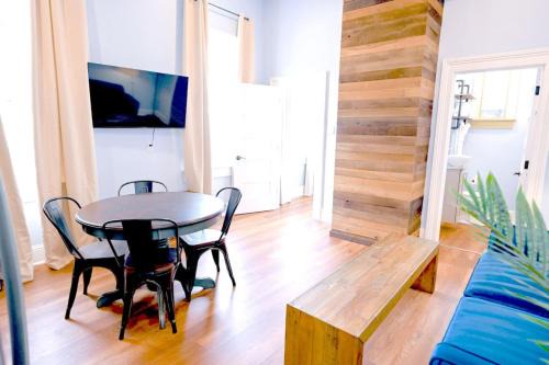 Governors Apartment - 2 bedroom - Steps to FQ