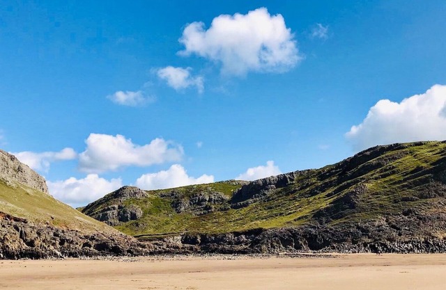 Gower Rhossili sleeps 12. Seaside, holiday home with large garden.