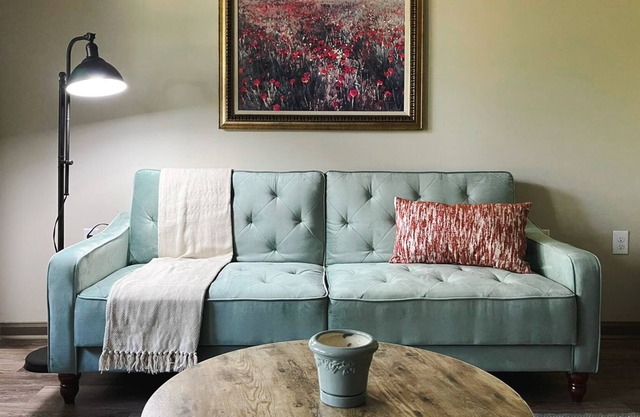 Graceful 1BD/1BA w/Balcony + Gym - Little Rock