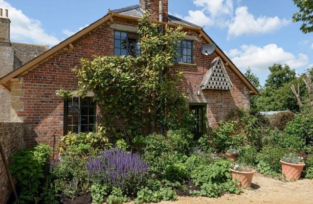 Grade II* Listed Cottage with Wood Fired Hot Tub