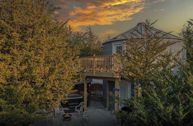 Grain Bin Cabin w/Hot Tub. 2 levels w/Balcony. 1.5 Bathrooms & Pet Friendly!