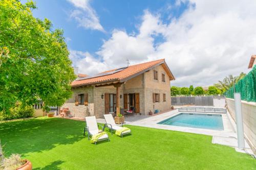 Gran casa de campo con piscina a 15 km de Pamplona
