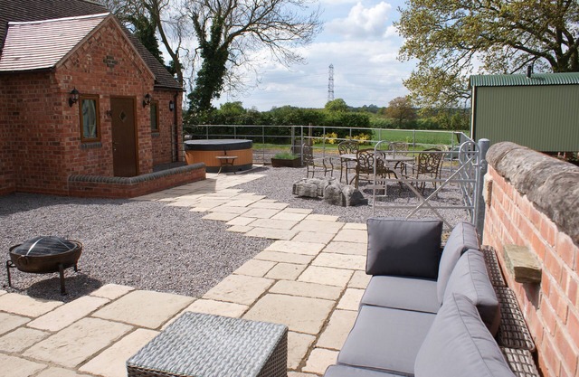 Granary at Oaks Barn Farm, Kadai fire bowl & optional hot tub, country location