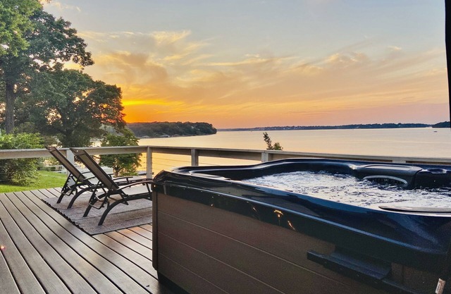 Grand Lakefront Oasis with boat dock. Minutes to boat ramps and off-roading