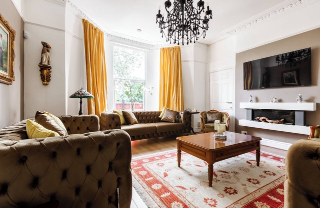 Grand Villa: 6 En-Suites, Hot Tub, Cinema Room, Private Parking & Park View