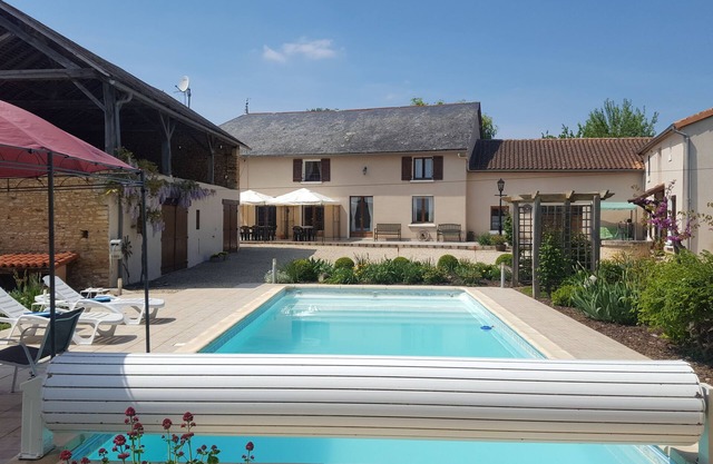 Grande Maison des Tournesols. 5 bedroom gite with heated private pool, sleeps 11