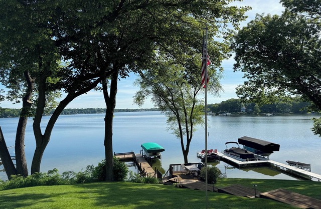 Grande Vista Manor-Beautiful Lakefront Home Minutes From Lake Geneva