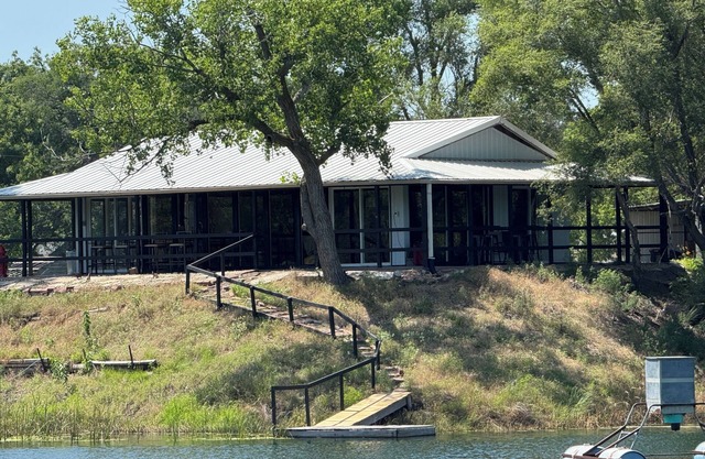 Grandpa’s cozy cabin in Arlington with WiFi, AC, grill,fishing, pedal boat,kayak