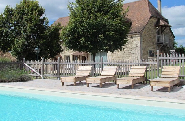 Grange du 19e Rénovée. Confort, Magnifique Vue, Piscine Chauffée et Tranquillité