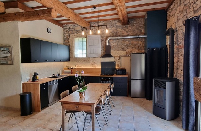 Grange rénovée au coeur du village, terrasse privative, 10min l'étang et la mer