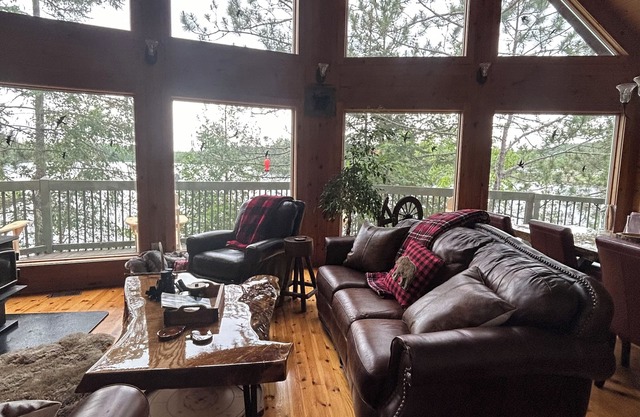 Granite Lake Chalet - waterfront Temagami/Hot Tub