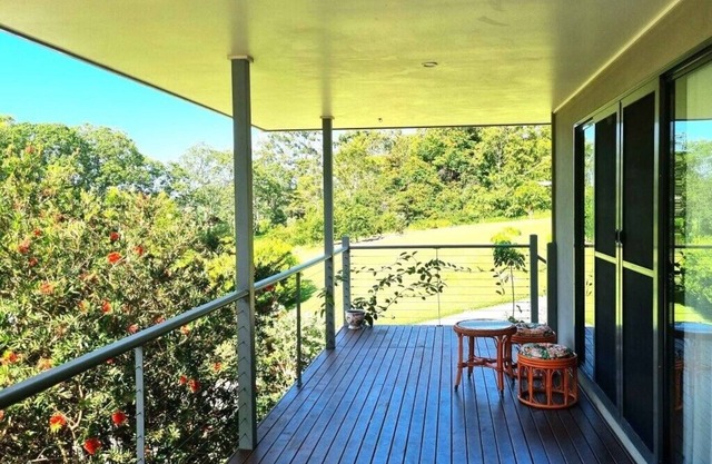 Granny flat with office and private verandah in garden setting 7 mins to beach