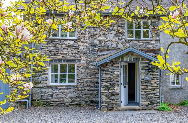 Grassholme Cottage with Lake Views