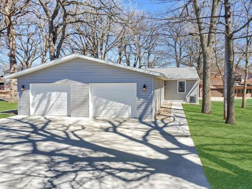 Grassy Knoll Retreat on the Big Spirit Lake