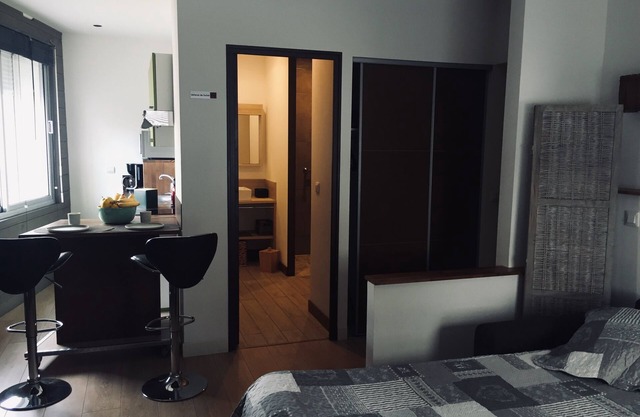 GRD STUDIO (35m2) GROUND FLOOR/NEW DECO WOOD CTRE 5MN ON FEET, BUS AT 1 EURO