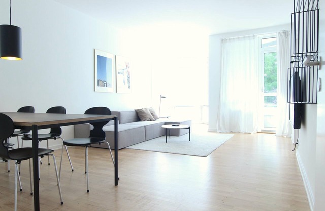 Great 2-bed w/balcony - 238