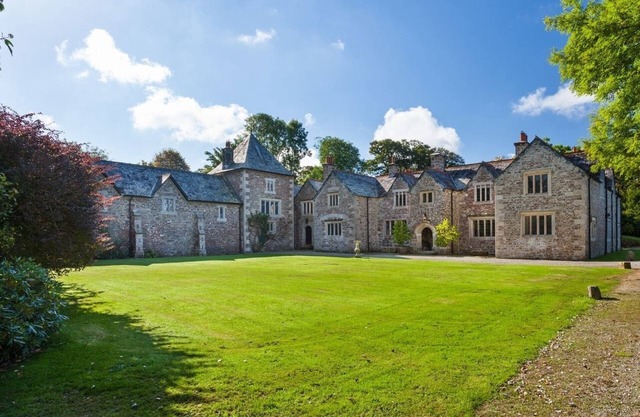 GREAT BIDLAKE MANOR, pet friendly in Bridestowe, Nr Lydford