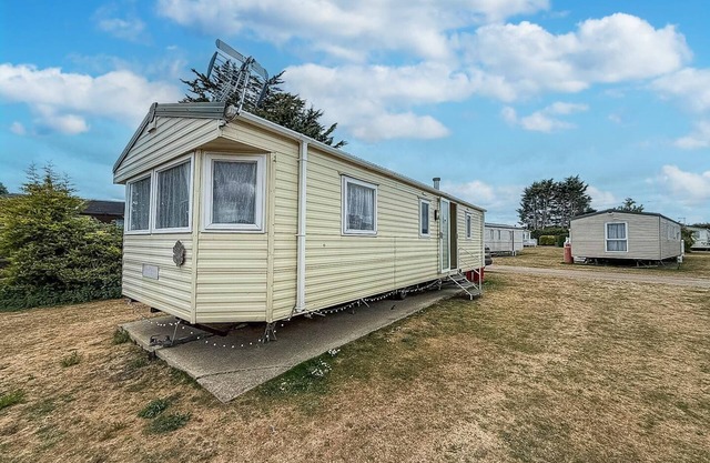 Great caravan at Breydon Water Holiday Park, ref 10086B