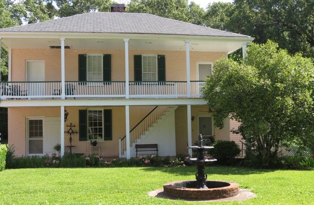 Great for a family or girlfriends getaway! 10 minutes from downtown Natchez