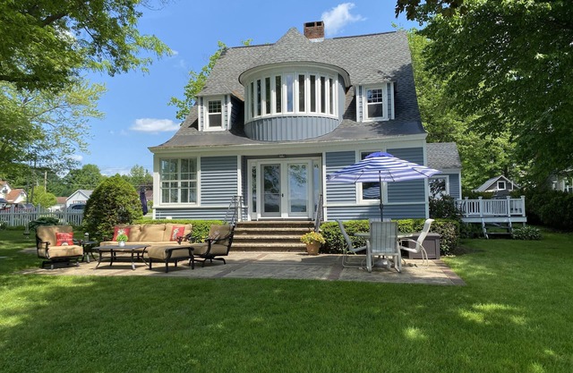 Great for families! Newly remodeled lakefront home. Big yard + lots of lake toys