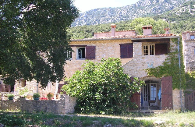 GREAT HOUSE OF CHARACTER IN STONE MAS, QUIET WITH SWIMMING POOL