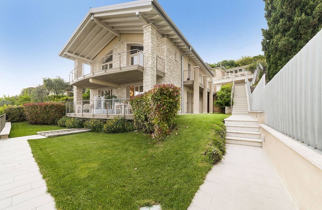 GREAT LAKE VIEW - PRIVATE GARDEN - JACUZZI
