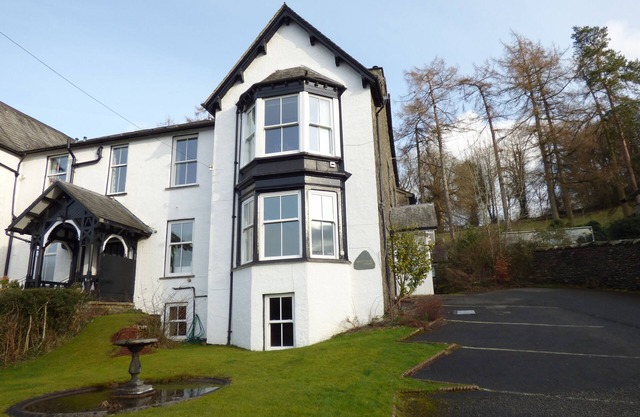 Great location, quiet yet 5 mins Bowness centre, with walks from the door