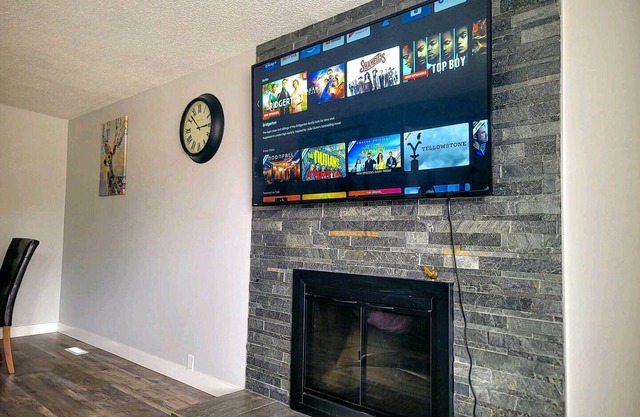 Great location/King bed/fast wifi/65' tv/Disney+