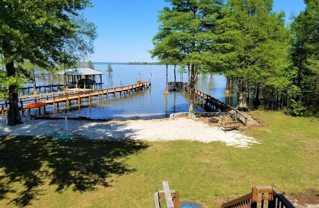 Great Location on Southern shoreline of Lake Marion