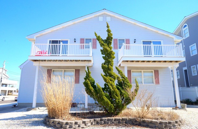 Great location: only 100 feet to beach(3rd house from!) Furbaby Friendly