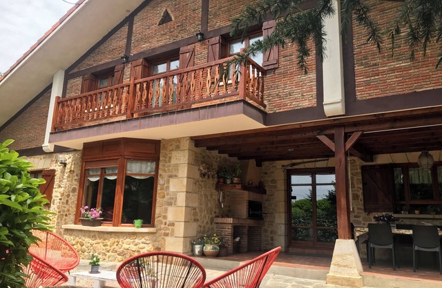 Great location, perfect for groups of 15 people. Private garden with barbecue